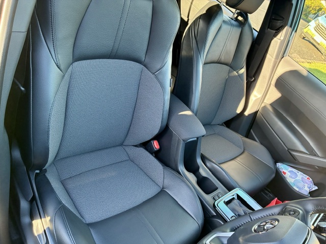 Toyota Corolla Cross, front seats and centre console